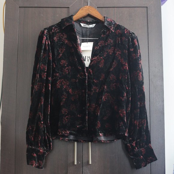 NWT PRINTED VELVET FLORAL BLOUSE. - Picture 7 of 10